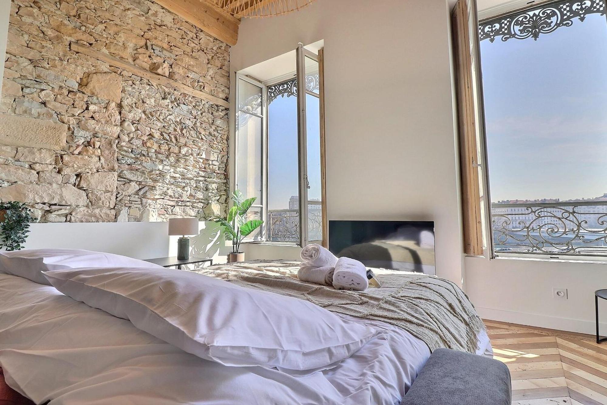 Charming With An Unobstructed View Apartment